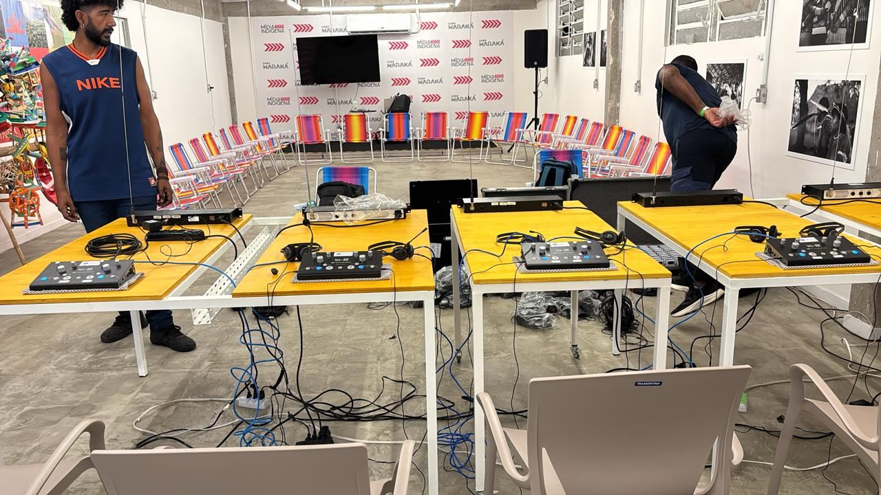 Sala preparada com equipamento de interpretação na Casa Maraká durante a COP30